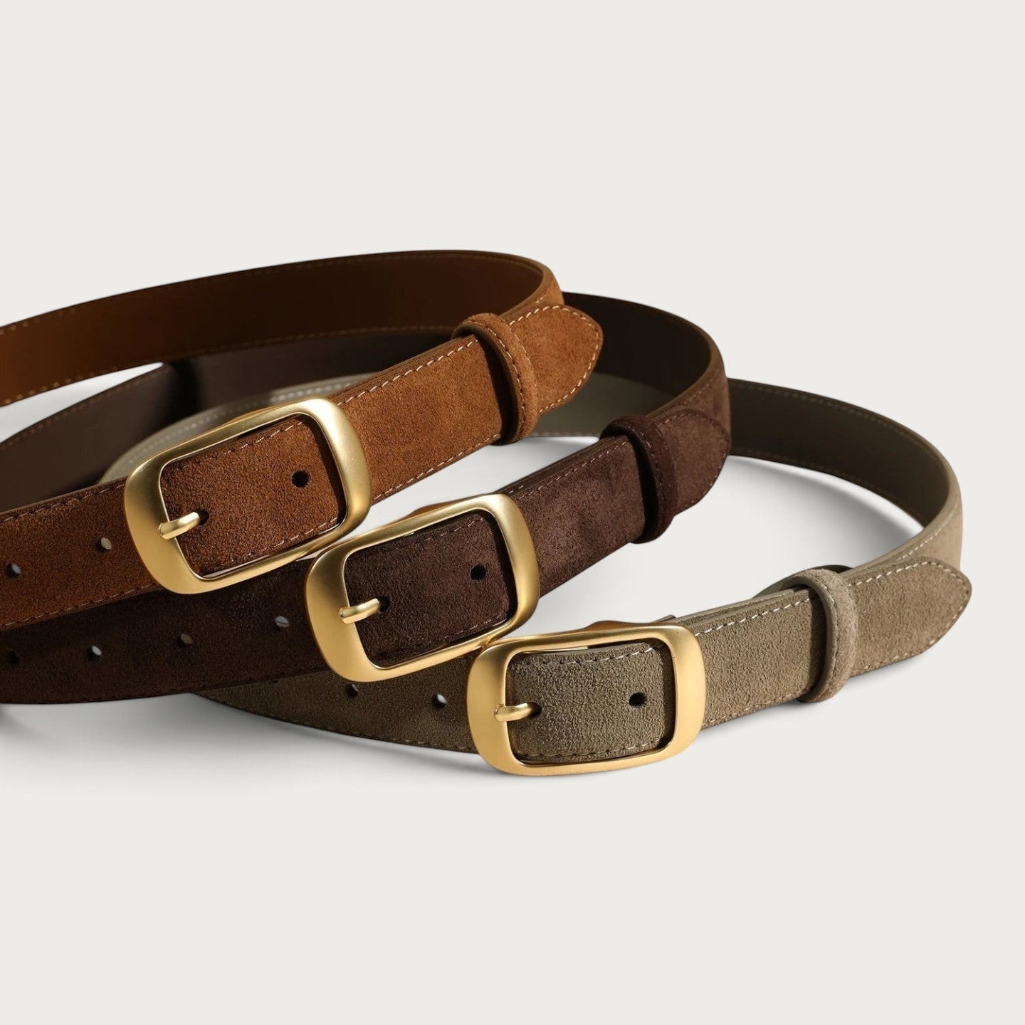 Trois ceintures Ceintura pour femme en cuir suédé de différentes nuances de marron avec boucles dorées rectangulaires Image
