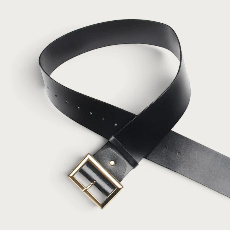 Ceinture large Ceintura en cuir noir enroulée en diagonale, grosse boucle rectangulaire dorée en bas