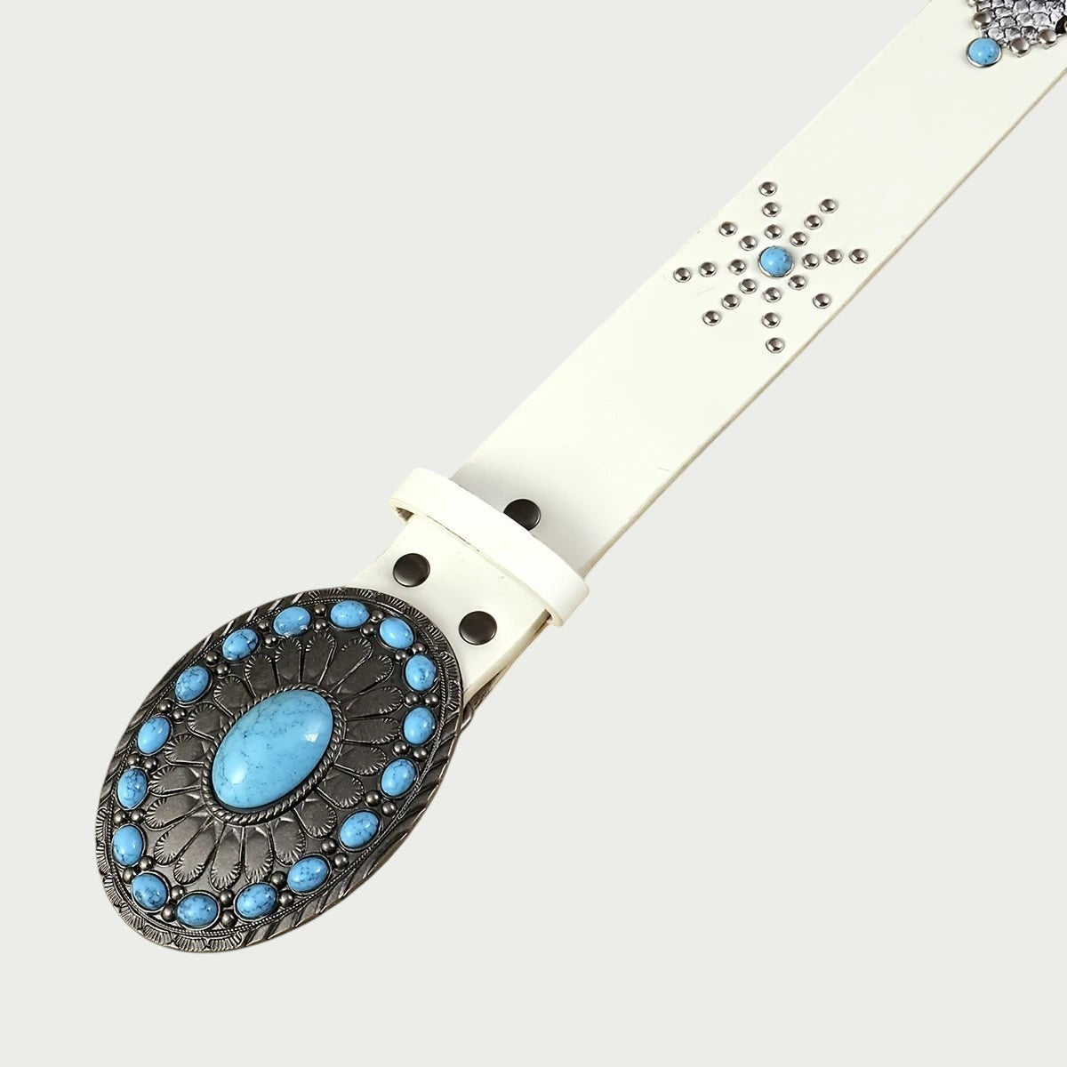 Détail de la boucle concho turquoise et des étoiles cloutées de la ceinture Ceintura Bianca