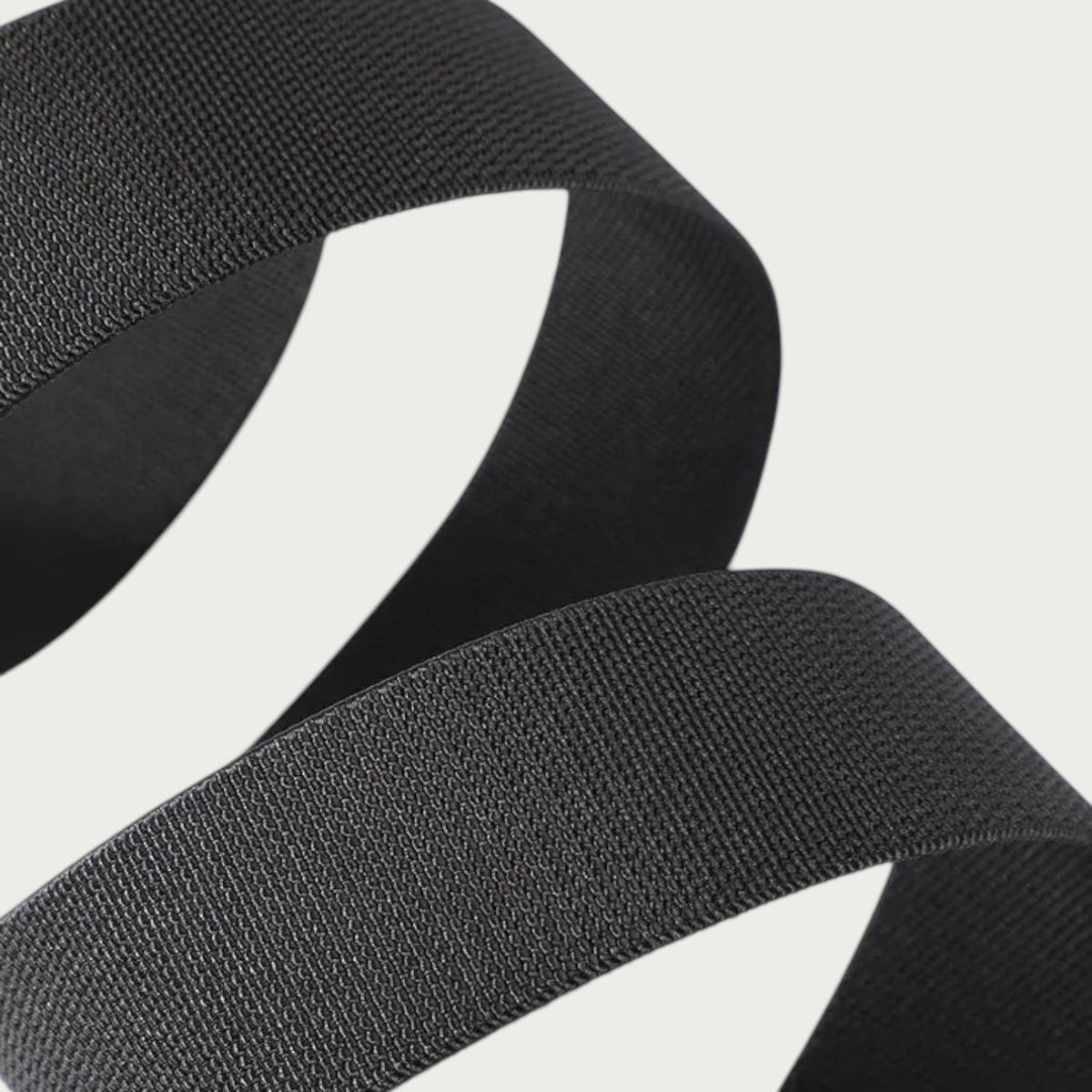 Gros plan sur la texture de la sangle élastique noire de la ceinture Ceintura Dario