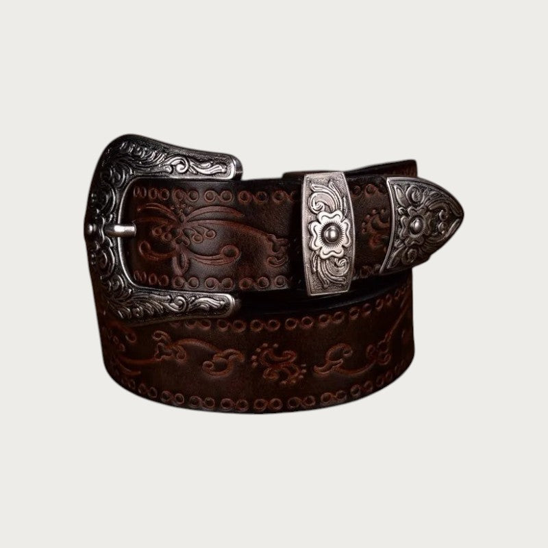 Gros plan sur le gaufrage floral et la boucle argentée de la ceinture Ceintura Vittoria brun foncé