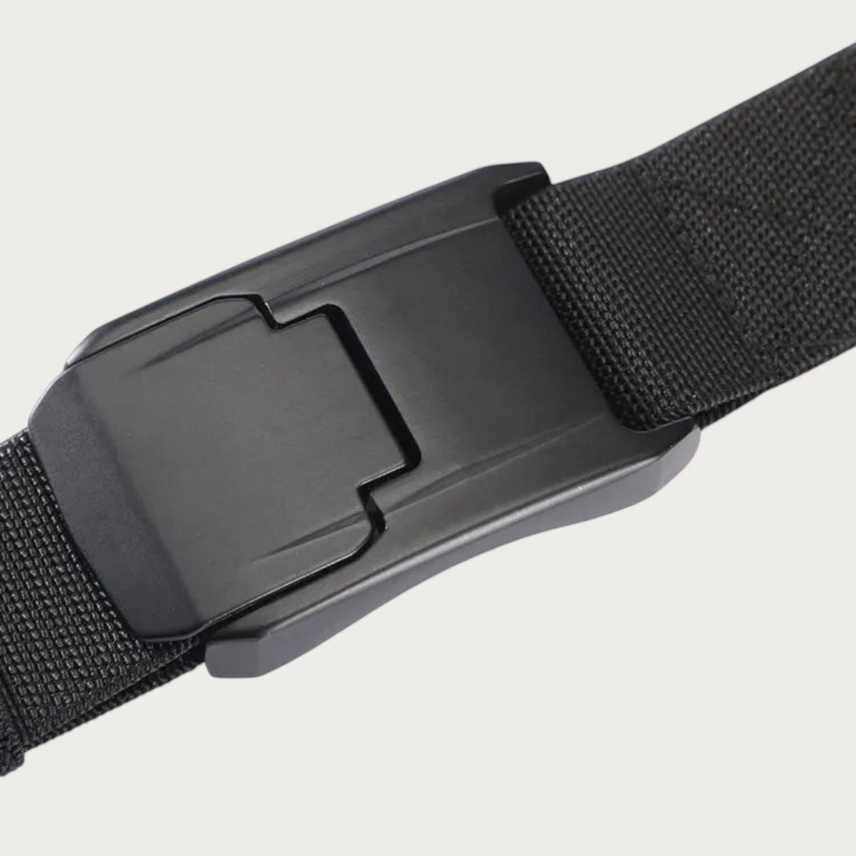 Gros plan sur le mécanisme de la boucle à pincement de la ceinture Ceintura Dario