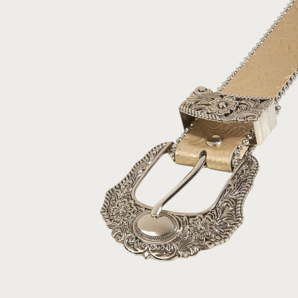 Détail de la boucle ciselée argentée sur la ceinture western Ceintura Silvia dorée
