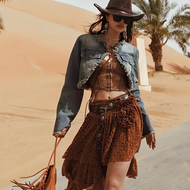 Ceinture Ceintura Gubbio portée en extérieur sur une jupe marron avec veste en jean, allure western bohème