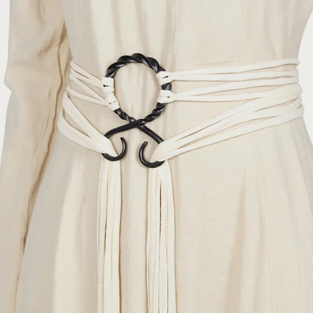 Ceinture bohème Ceintura Delicata blanche à fines lanières portée sur une robe écrue, anneau torsadé foncé