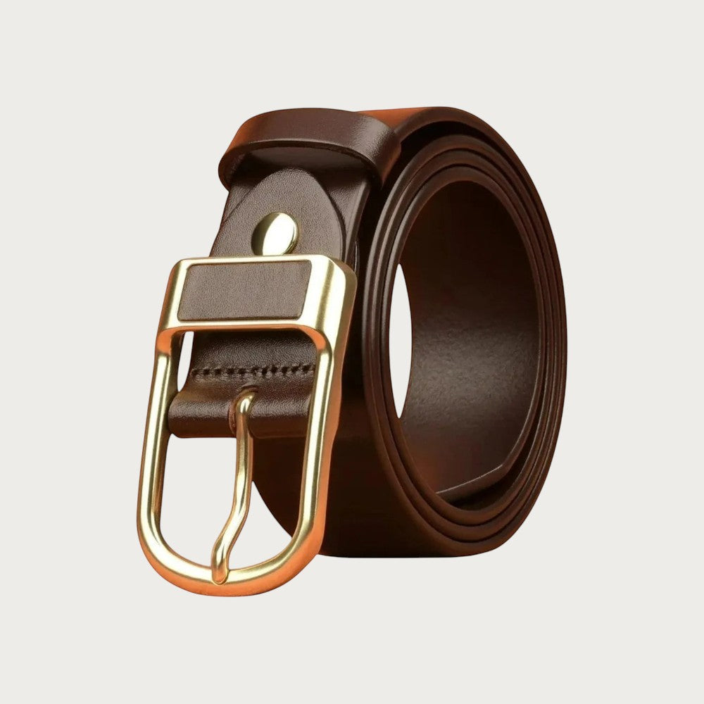 Gros plan sur la boucle dorée en forme de D de la ceinture de costume Ceintura en cuir marron