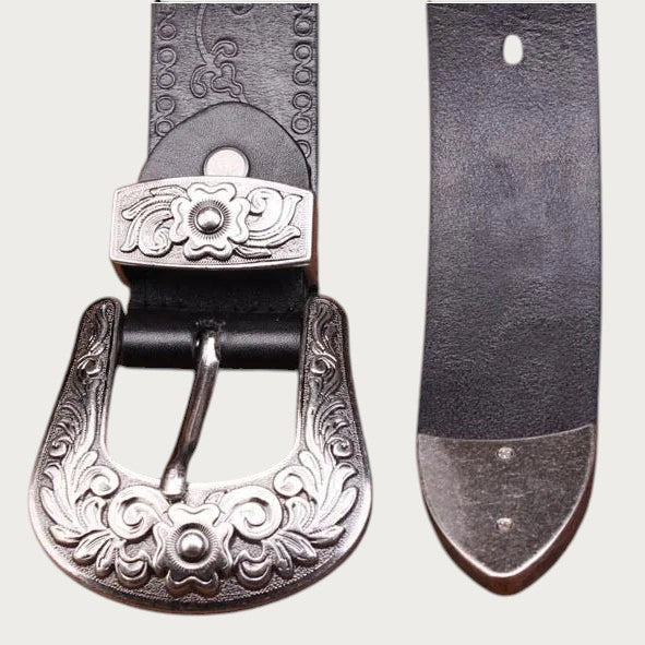 Détail de la boucle western ciselée et de l'embout argenté sur la ceinture Ceintura Vittoria noire