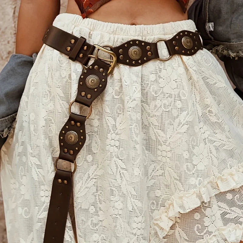 Ceinture Ceintura Gubbio marron à médaillons dorés portée sur une jupe blanche en dentelle, pan retombant