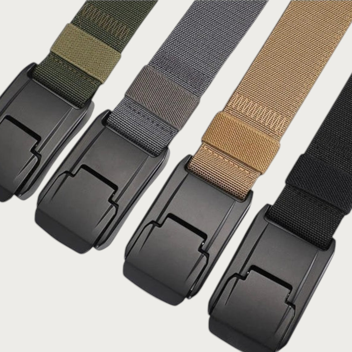 Les quatre coloris de la ceinture Ceintura Dario alignés : vert olive, gris, beige et noir