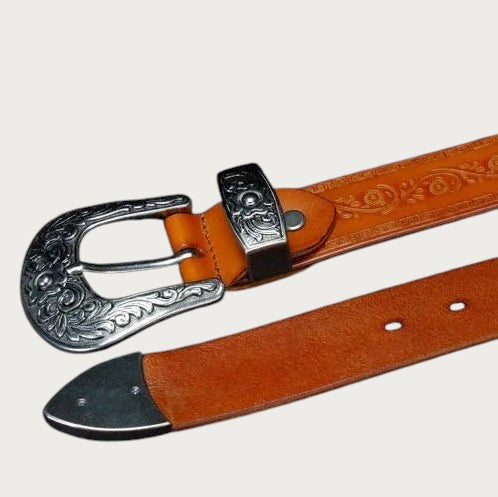 Ceinture western Ceintura Vittoria en cuir cognac avec boucle ciselée argentée, passant et embout assortis