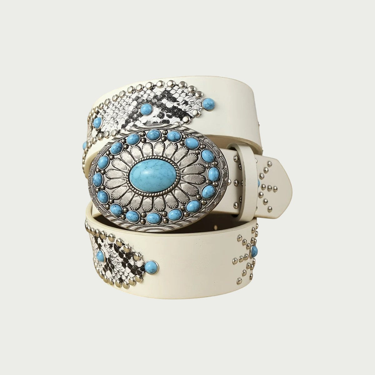 Gros plan sur la boucle ovale turquoise et les ornements cloutés de la ceinture blanche Ceintura Bianca
