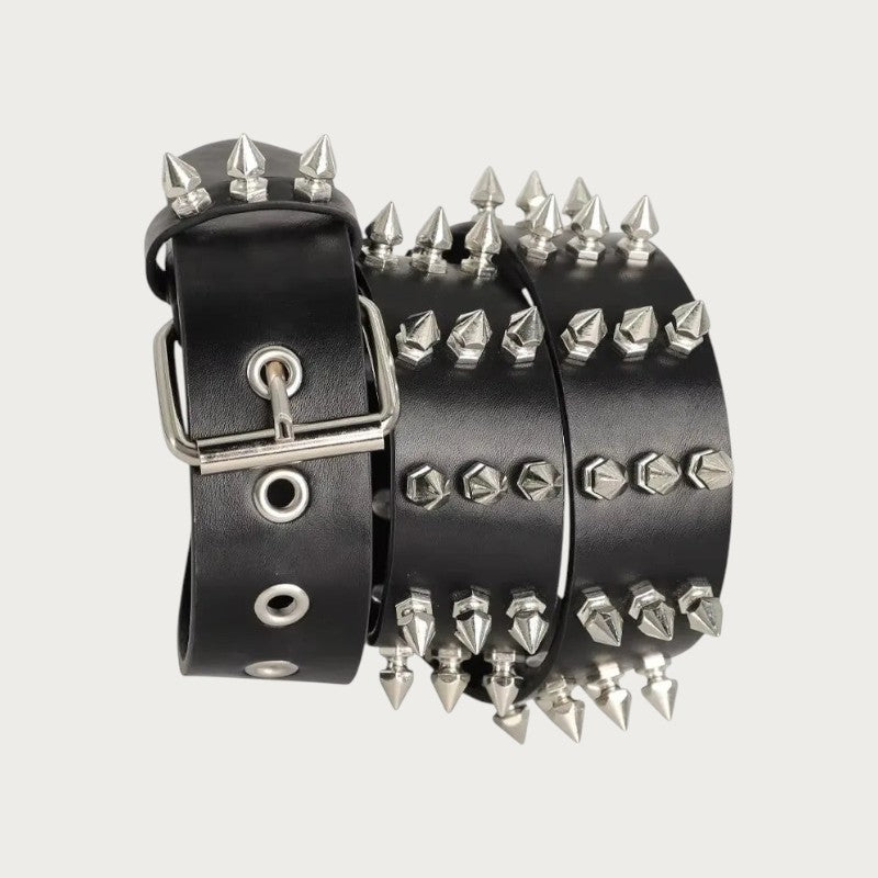 Gros plan sur les rangs de pointes coniques argentées et la boucle de la ceinture punk Ceintura noire