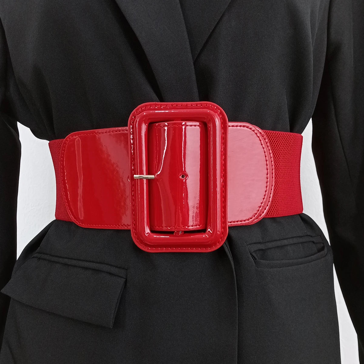Ceinture élastique rouge Ceintura Bari large avec boucle rectangulaire vernie portée sur un blazer noir