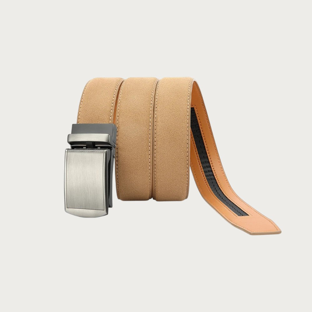 Ceinture Ceintura Cuneo beige repliée, extrémité de sangle libre montrant la crémaillère de réglage