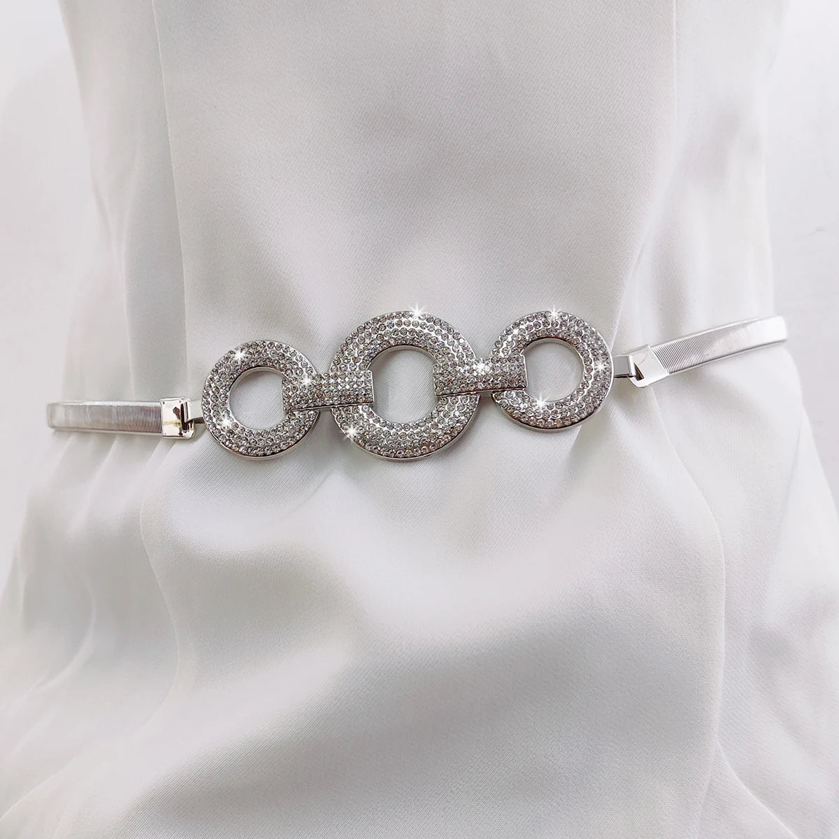 Ceinture bijoux élastique Ceintura Cefalù fine argentée avec trois anneaux ornés de strass scintillants Image