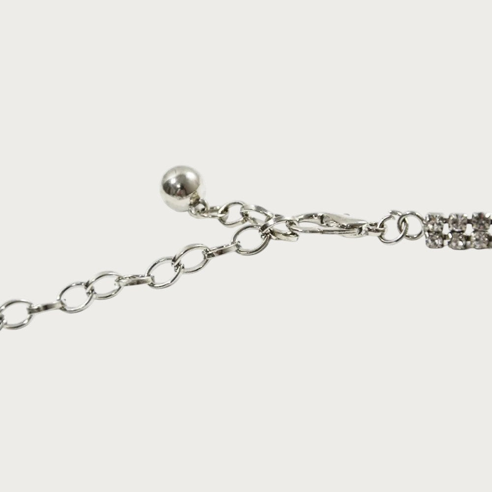 Détail de la chaîne réglable en métal argenté avec strass de la ceinture bijoux pour femme Ceintura