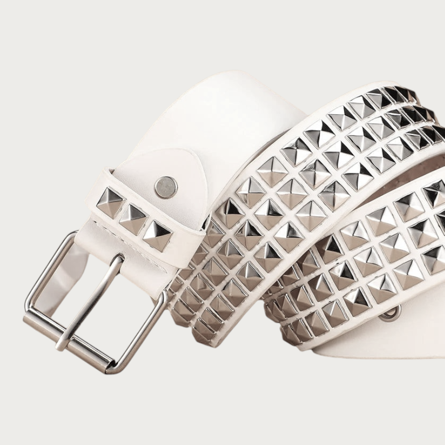 Ceinture Ceintura blanche en similicuir avec trois rangées de clous pyramidaux argentés et boucle assortie