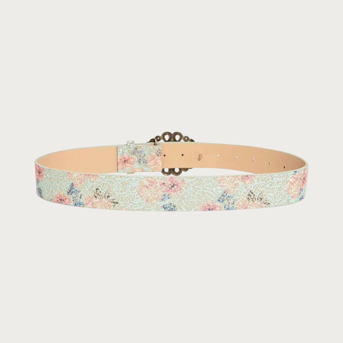 Ceinture bohème Ceintura en similicuir à imprimé floral, fond craquelé nacré et boucle ornée d'une pierre turquoise. Image