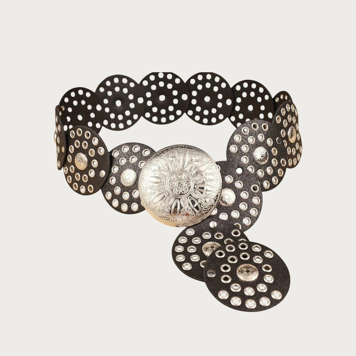 Ceinture large bohème Ceintura noire avec disques ajourés, œillets métalliques et concho floral central argenté.