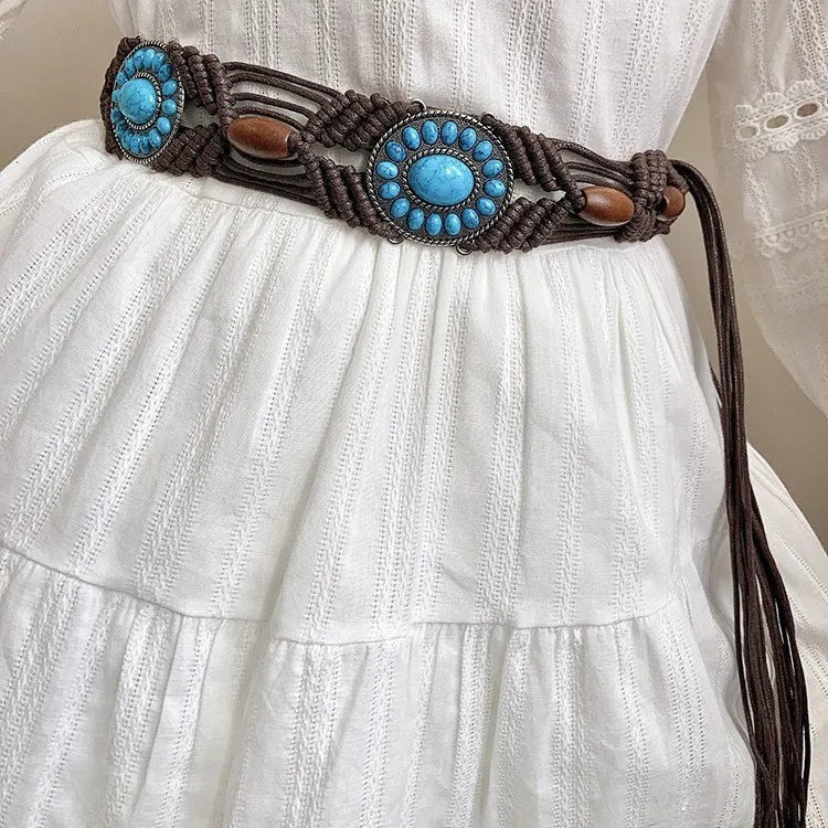 Ceinture bohème Ceintura tressée marron avec conchos turquoise et perles de bois sur une robe blanche