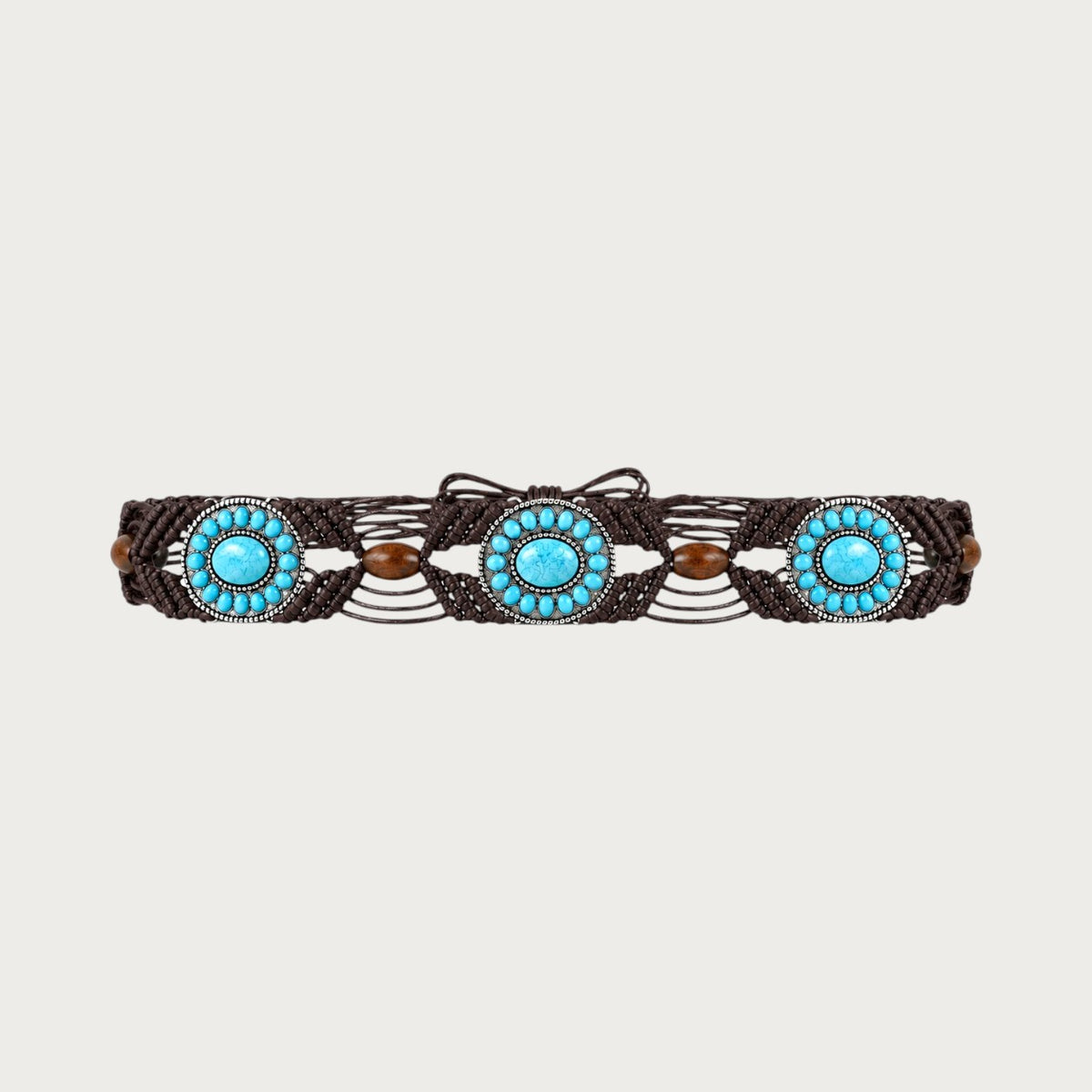 Ceinture bohème Ceintura tressée marron déployée à plat, trois conchos turquoise alignés et perles de bois
