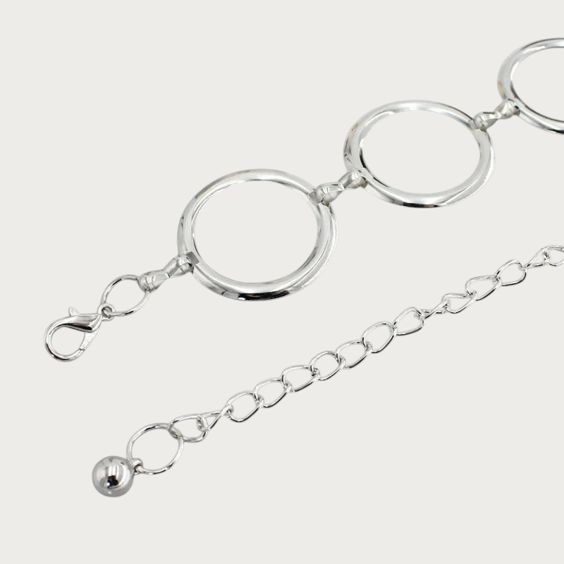 Ceinture chaine Ceintura en métal argenté composée de grands anneaux circulaires et d'une fine chaine ajustable