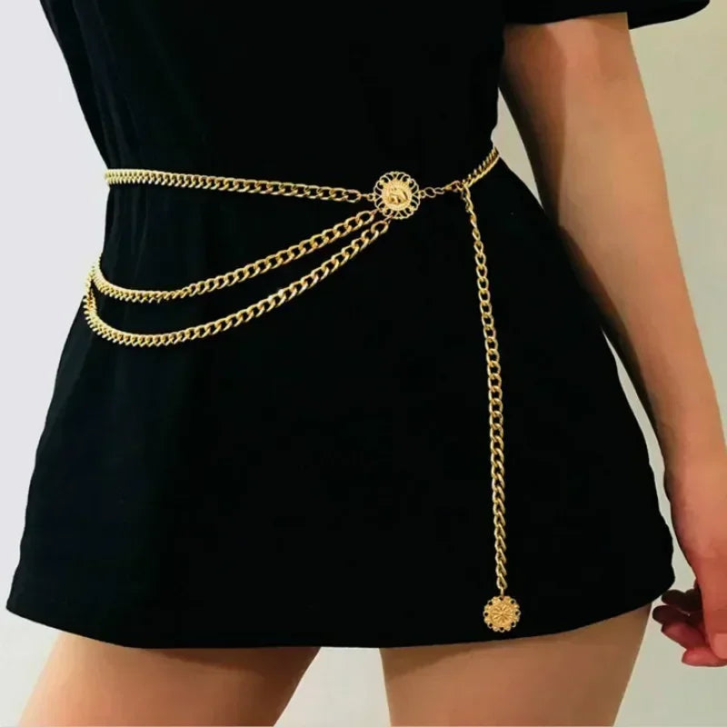 Ceinture chaine dorée multi-rangs Ceintura pour femme avec médaillon décoratif portée sur une robe noire Image
