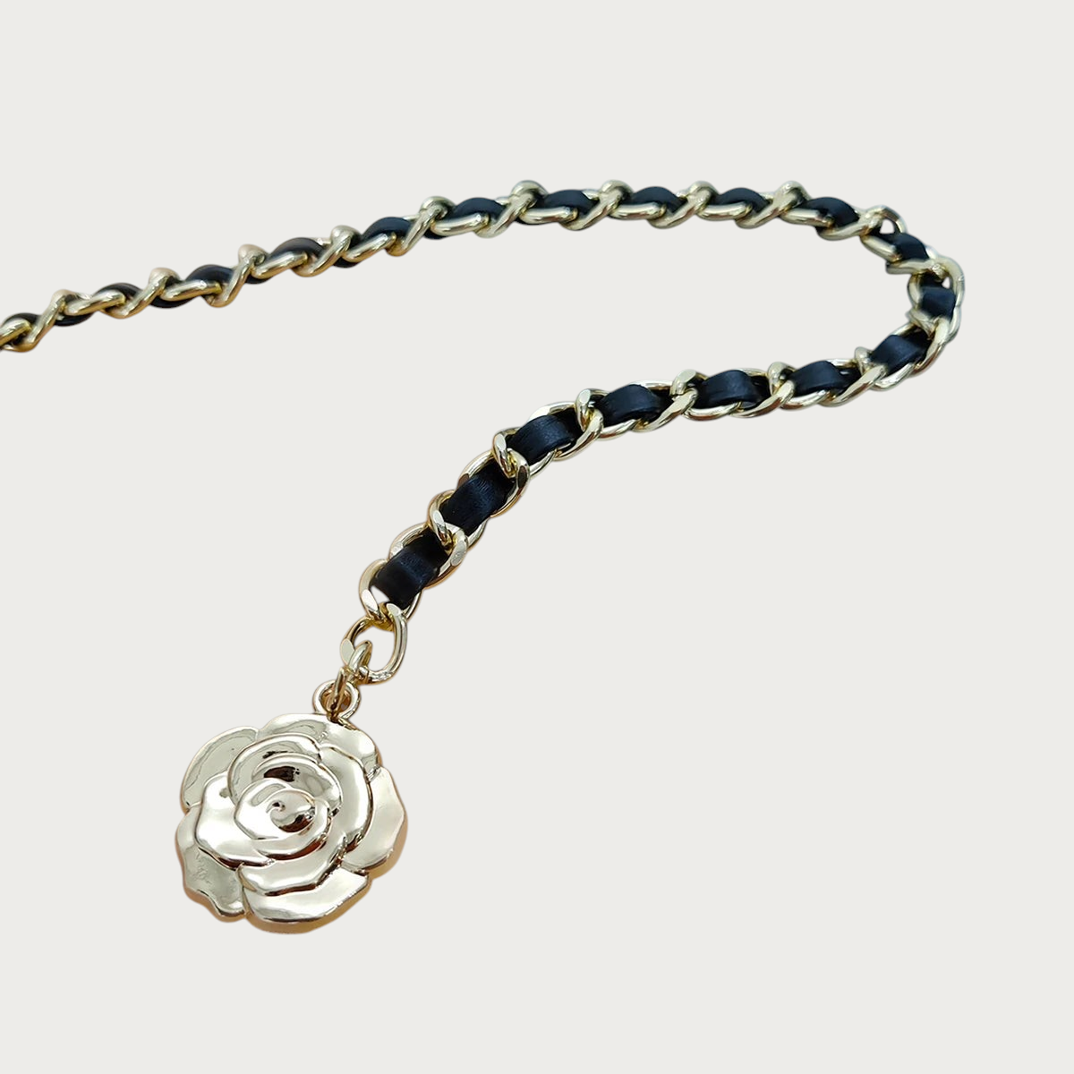 Ceintura ceinture chainette dorée et similicuir noir avec pendentif fleur métallique pour femme