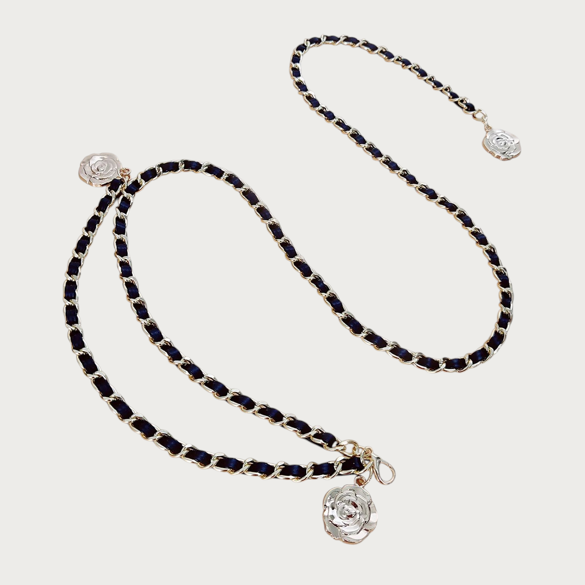 Ceintura ceinture chainette dorée entrelacée de similicuir noir avec détails de fleurs métalliques pour femme