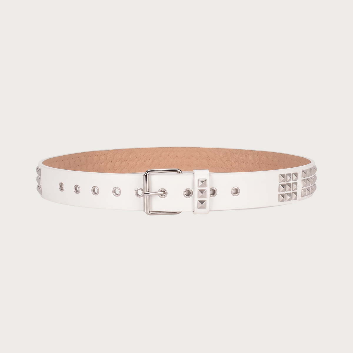 Ceinture Ceintura Mantoue blanche vue de trois quarts, doublure beige et rangées de clous pyramidaux argentés