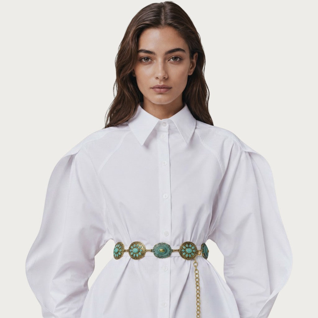 Ceinture Ceintura style western bohème avec médaillons dorés et cabochons turquoise portés sur une chemise blanche Image