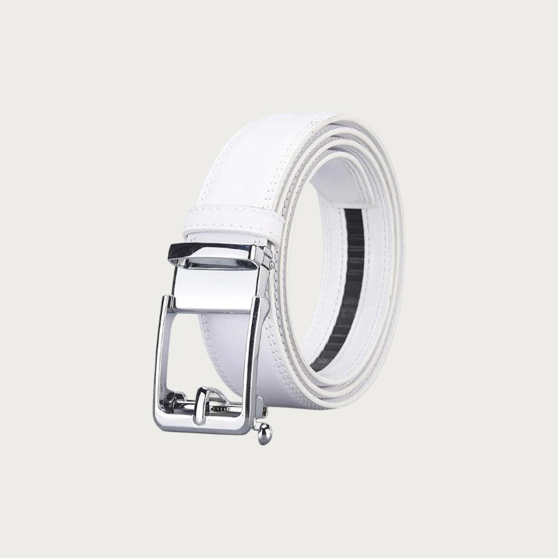 Gros plan sur la boucle automatique argentée ouverte de la ceinture Ceintura Ercole blanche, crémaillère visible