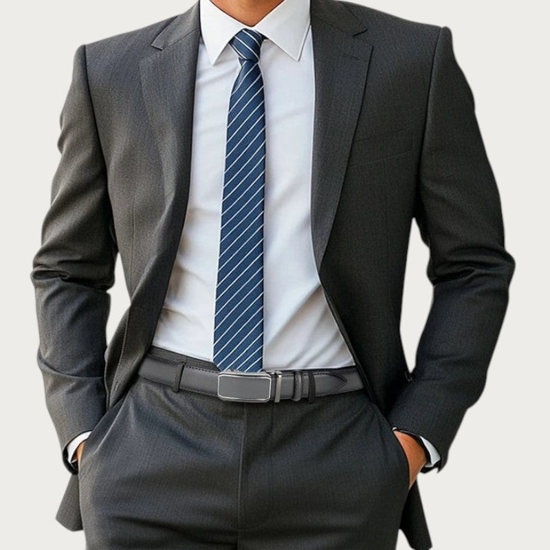 Ceinture de costume Ceintura Raffaele grise en cuir de vachette avec boucle automatique sans trou portée sur un pantalon