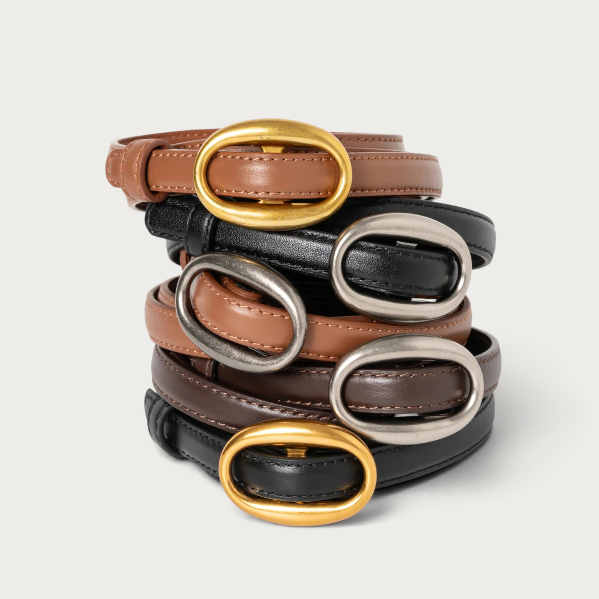 Pile de ceintures en cuir Ceintura Capri avec boucles ovales dorées et argentées pour femme