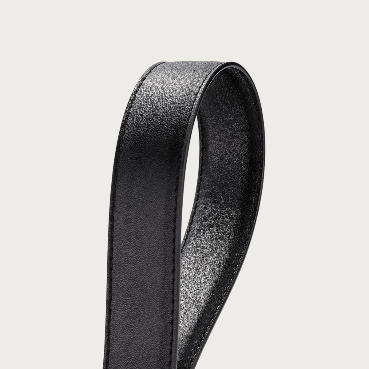 Ceinture pour femme Ceintura en cuir lisse noir avec finitions soignées et texture souple