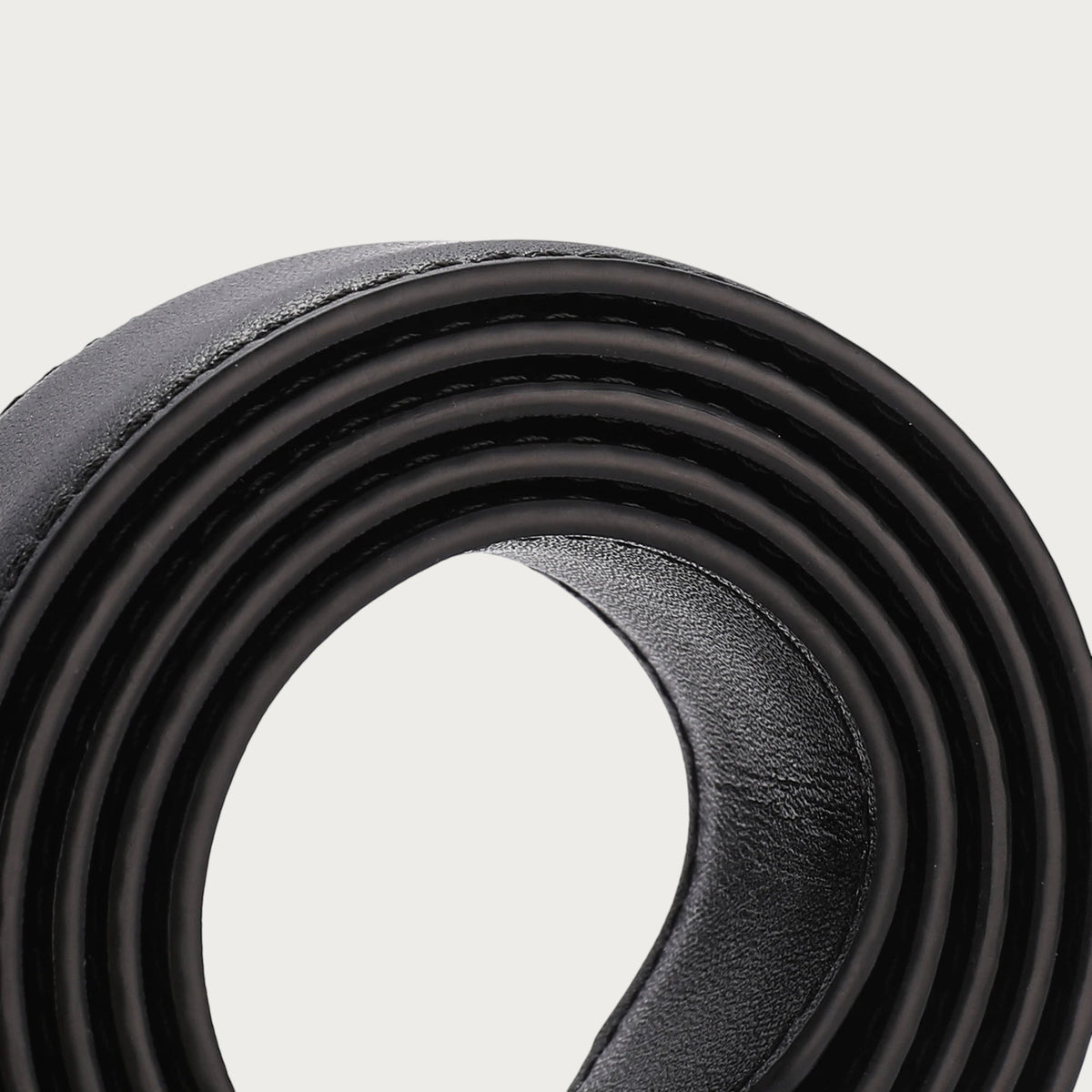Ceinture Ceintura Vérone en cuir lisse noir enroulée sur elle-même montrant la qualité du cuir et les finitions