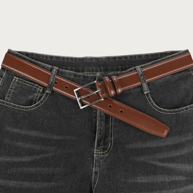 Ceinture casual Ceintura pour homme en cuir marron avec boucle ardillon rectangulaire en métal argenté sur jean noir