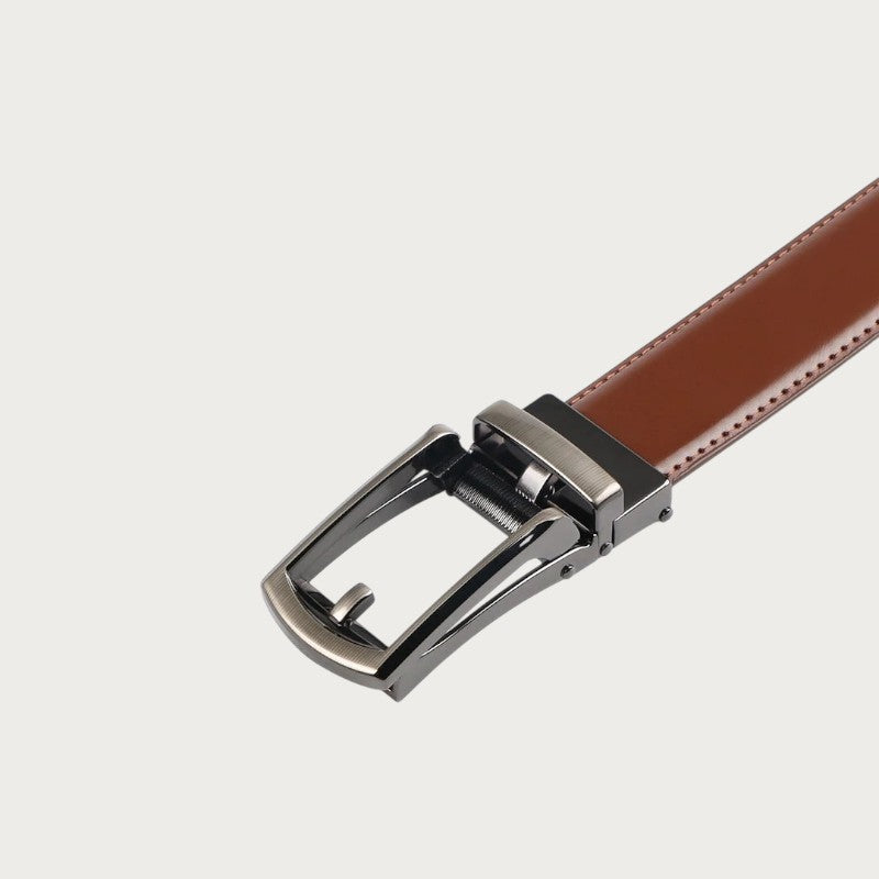 Détail de l'ardillon de la boucle rotative argentée sur la ceinture Ceintura Pistoia en cuir cognac
