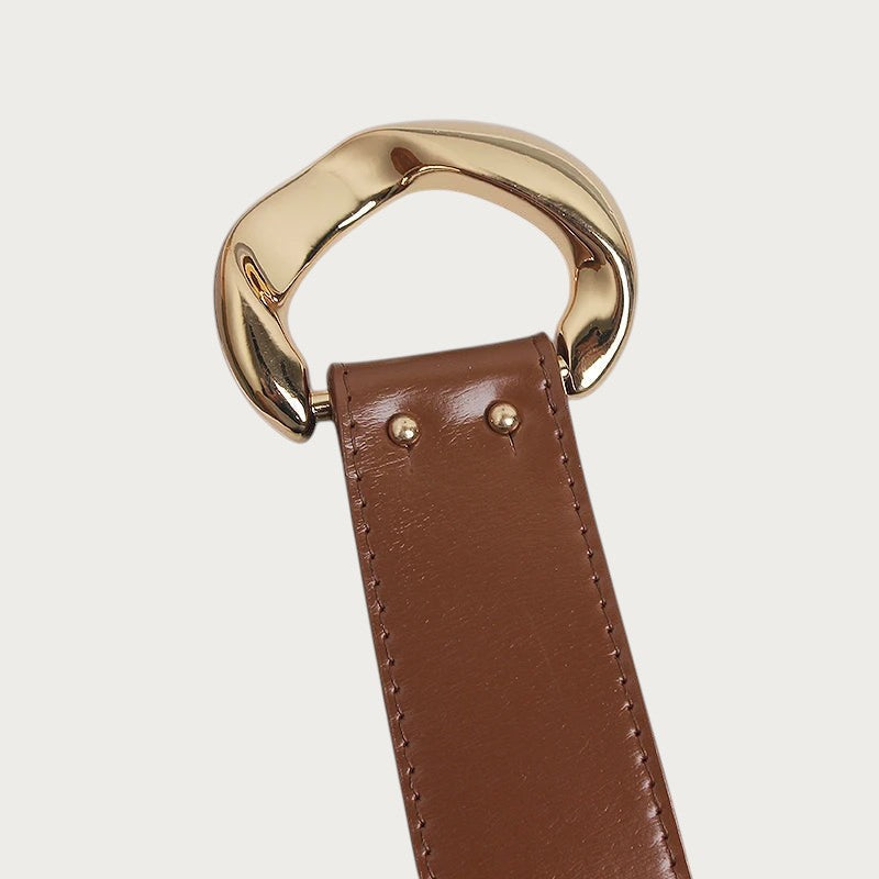 Ceintura ceinture large en cuir de vachette marron avec une boucle métallique dorée au design organique