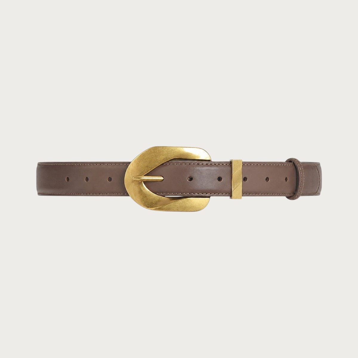 Ceinture Ceintura en cuir marron taupe déployée à plat, grosse boucle ardillon dorée vieillie