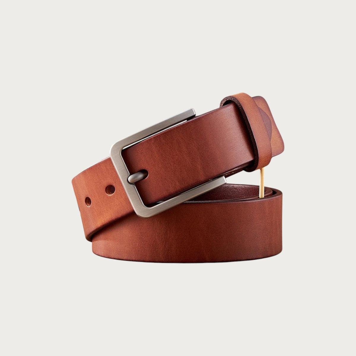 Ceinture Ceintura Potenza en cuir de vachette cognac enroulée serrée, grosse boucle ardillon vue de face