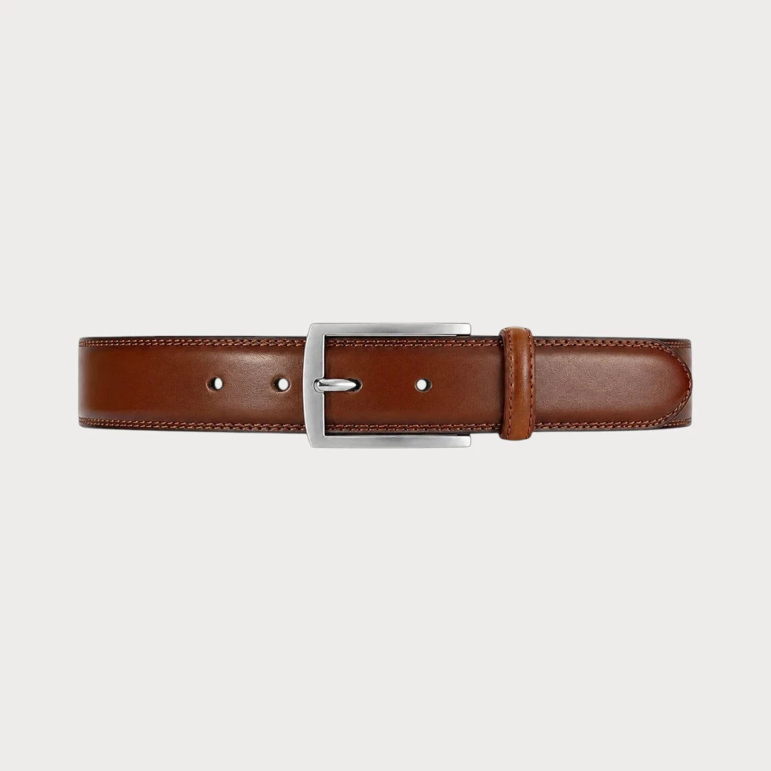 Ceinture Ceintura en cuir cognac grande taille déployée à plat, boucle ardillon argentée et surpiqûres