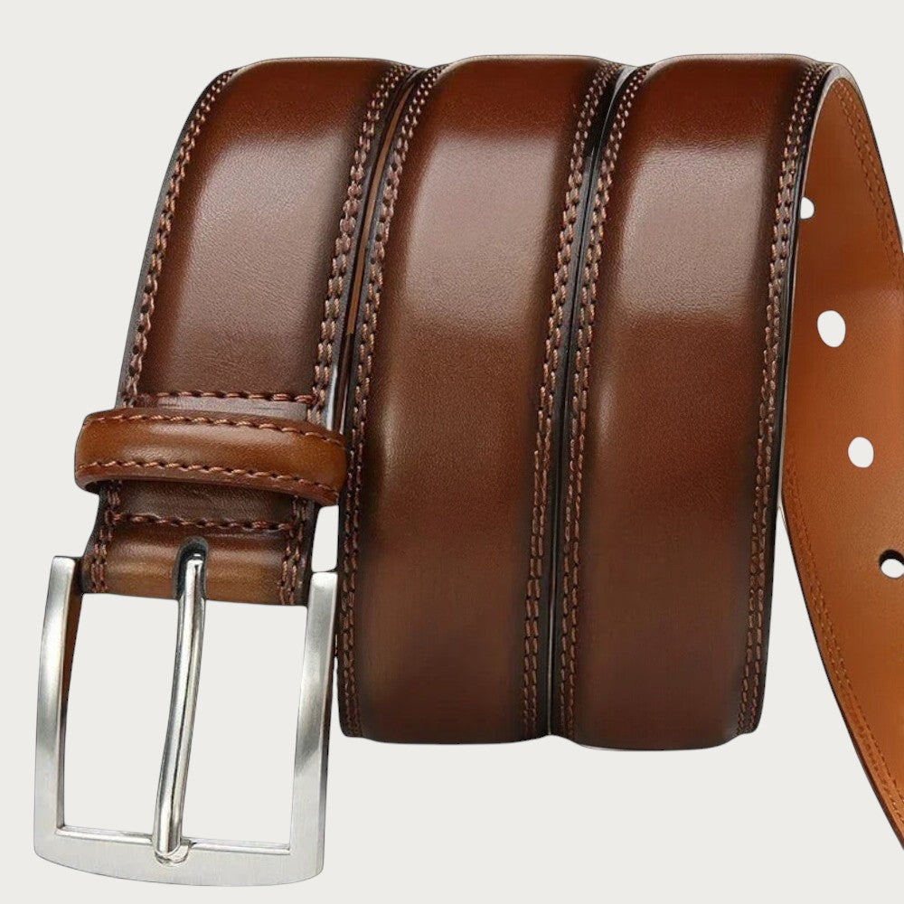 Ceintura ceinture homme en cuir marron avec boucle ardillon métallique classique et coutures détaillées Image