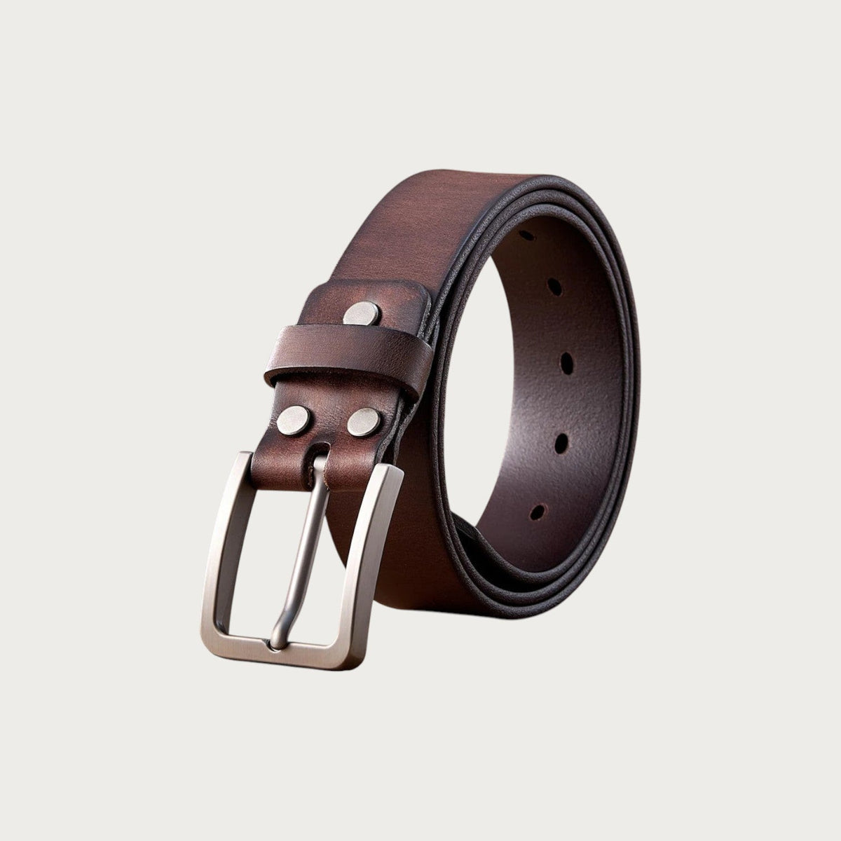 Ceinture Ceintura Potenza en cuir de vachette brun foncé avec grosse boucle ardillon argentée et passant clouté