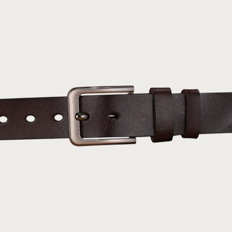 Ceinture homme en cuir marron grande taille avec boucle ardillon en métal brossé, style décontracté.
