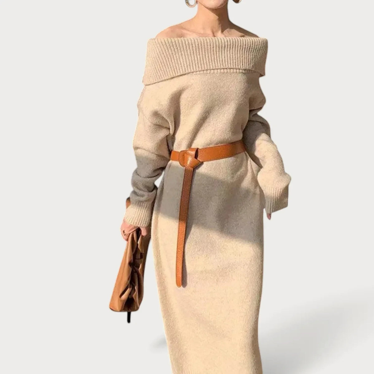 Ceinture Ceintura souple en cuir marron nouée sur une robe longue en maille beige pour un look décontracté élégant Image