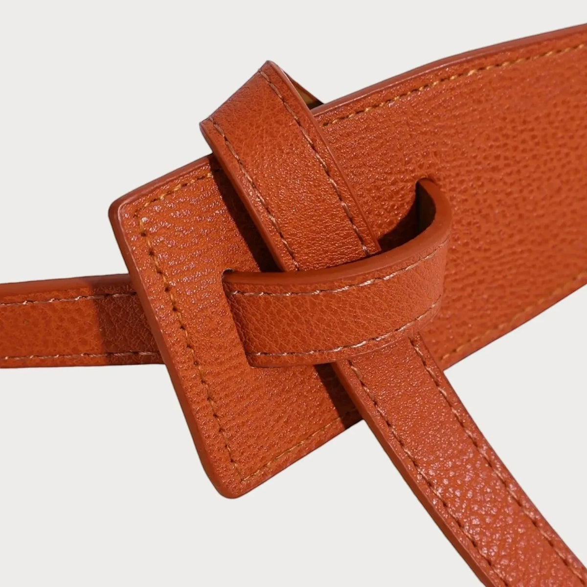 Ceinture Ceintura souple en cuir marron grainé avec un nœud décoratif élégant pour accessoiriser une robe.