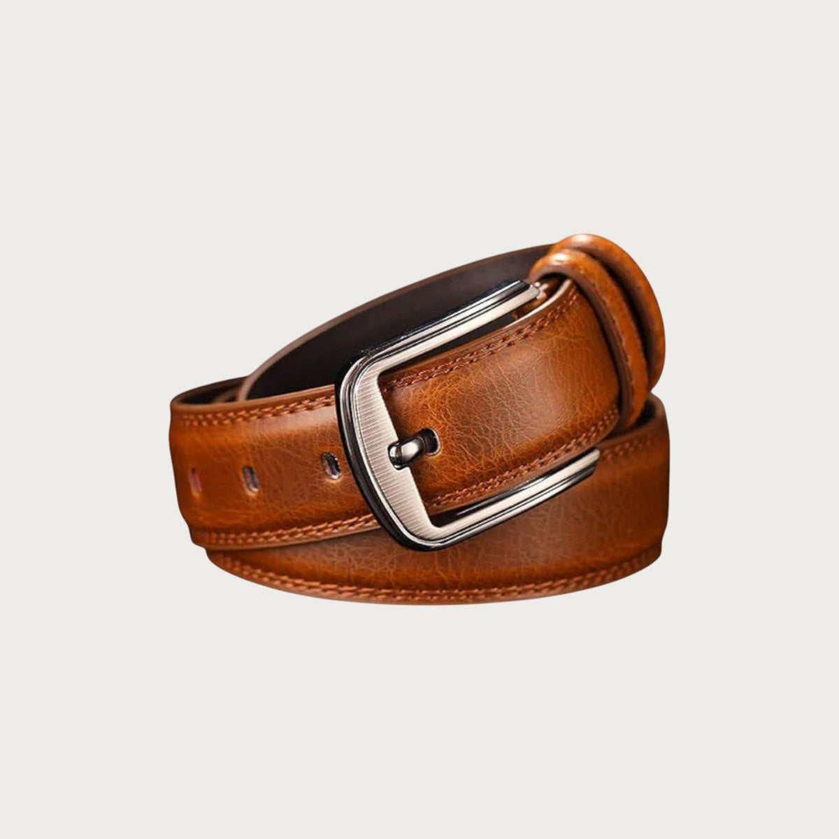 Gros plan sur la boucle ardillon argentée de la ceinture Ceintura Savona en cuir lisse cognac lustré