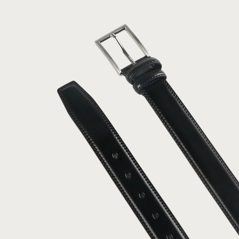 Ceinture Ceintura Brindisi en cuir noir présentée en diagonale, surpiqûres apparentes et boucle argentée