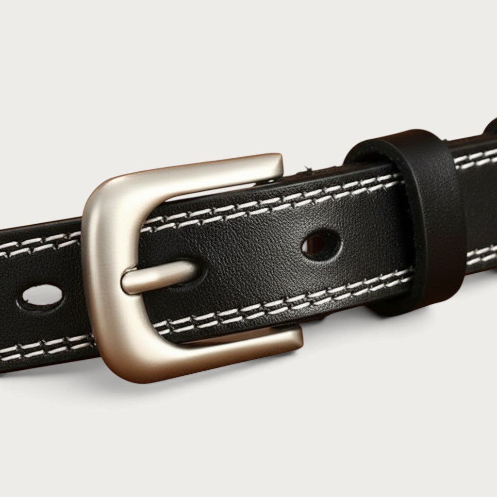 Ceinture Ceintura Amalfi en cuir noir avec surpiqûres blanches et boucle ardillon argentée minimaliste